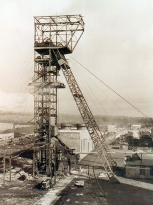 Le chevalement du puits de Folschviller 2. Hauteur : 42,48 mtres.